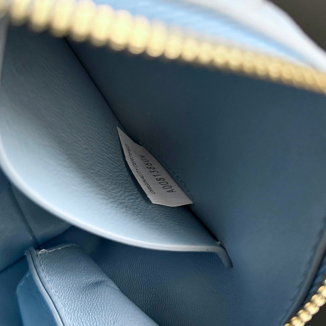 POCHETTE CONCERT 18,5 EN AGNEAU BLEU CLAIR