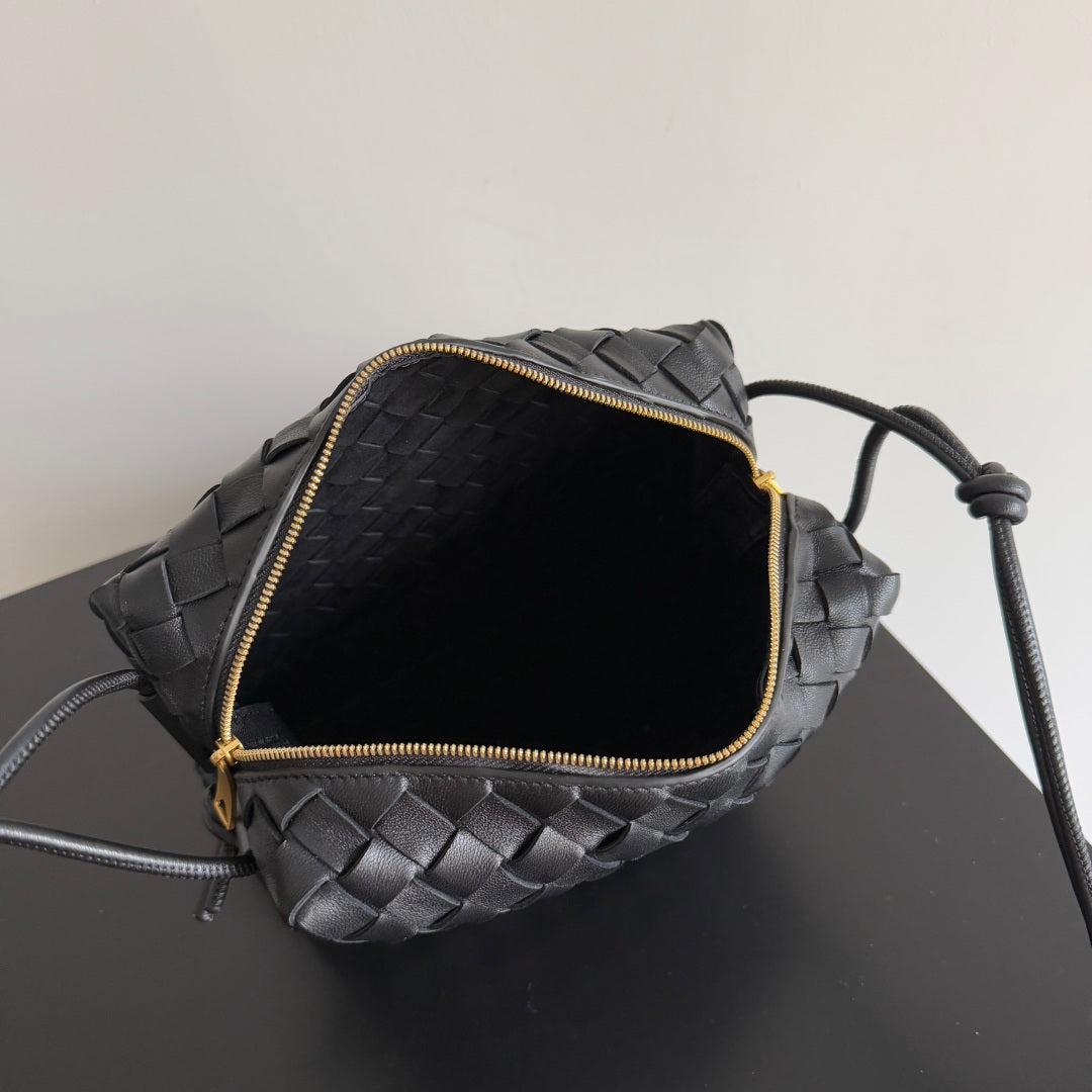 SAC CAMÉRA MINI LOOP EN PEAU DE VEAU NOIRE 22