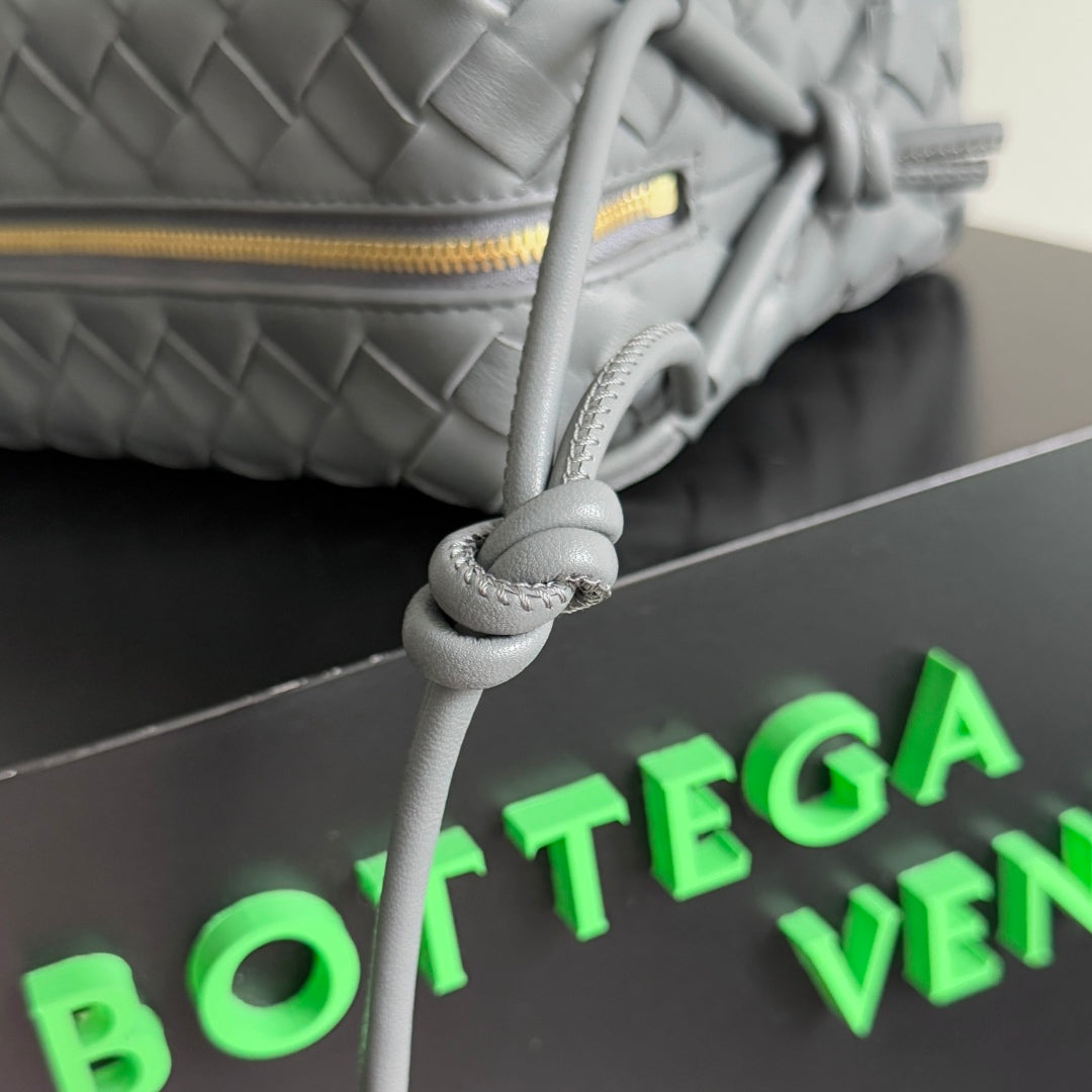 MINI SAC CAMÉRA LOOP 22 EN CUIR DE VEAU GRIS