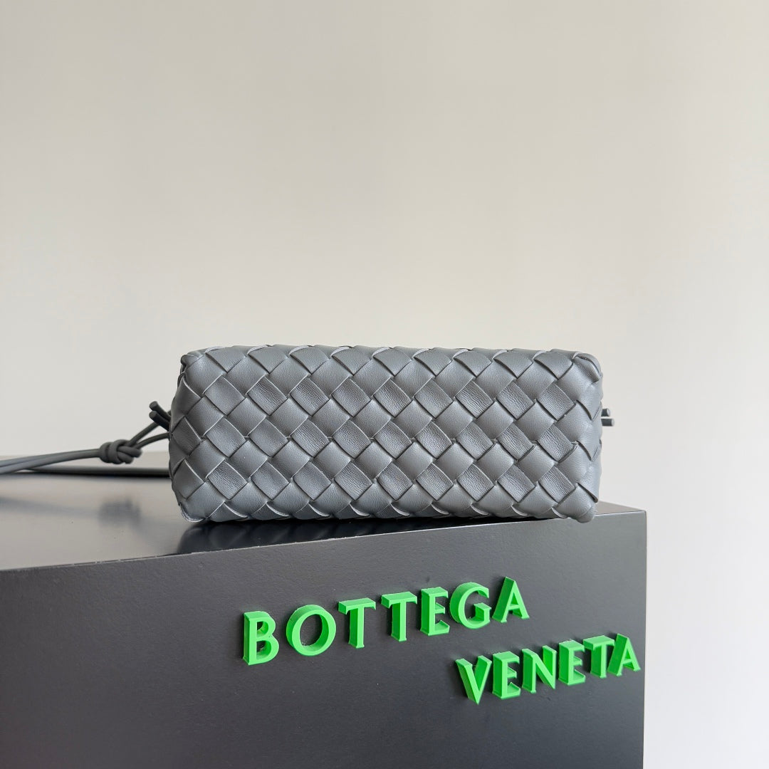 MINI SAC CAMÉRA LOOP 22 EN CUIR DE VEAU GRIS