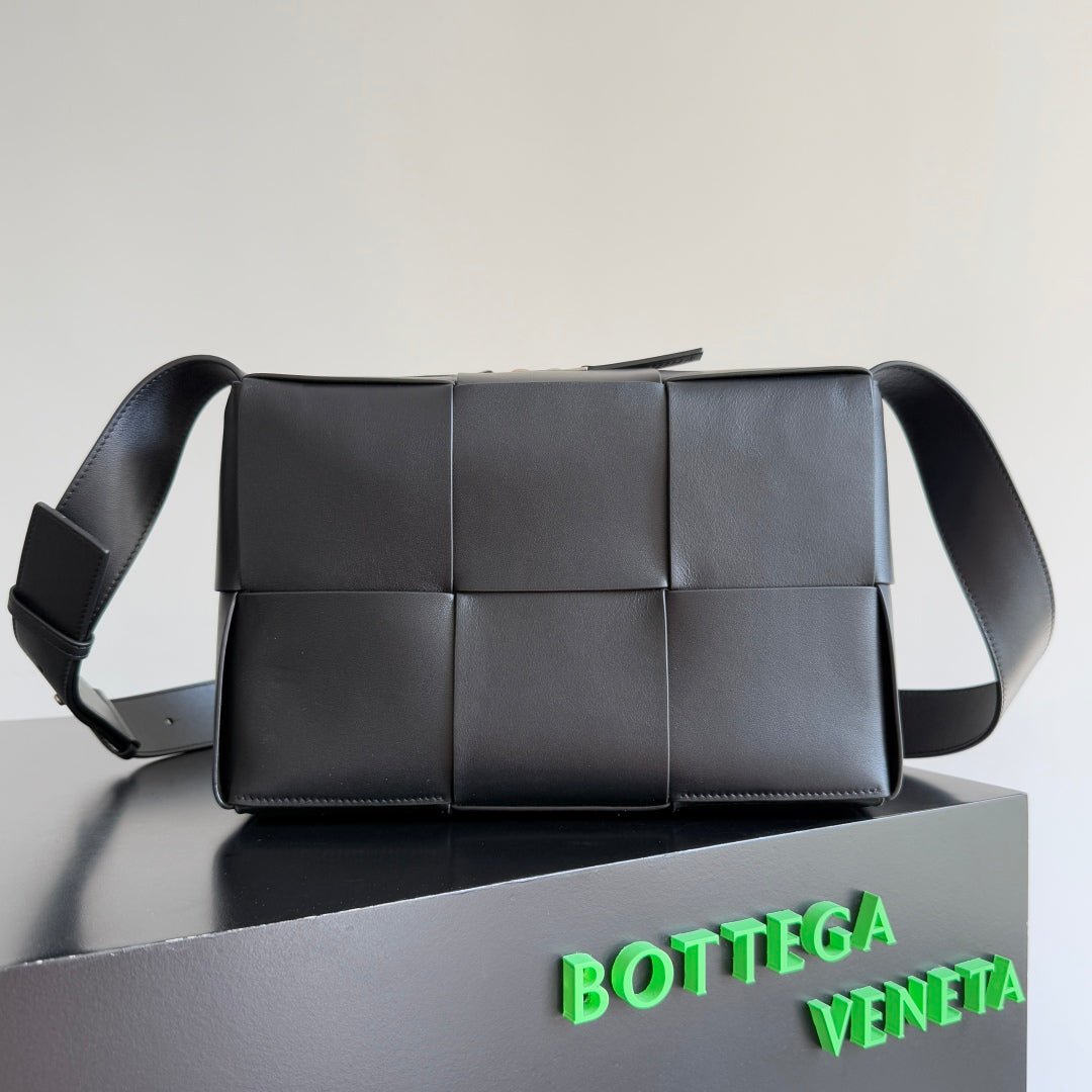 BOTTEGA VENETA 25S SAC ARCO 28 EN CUIR DE VEAU NOIR, ACCESSOIRES ARGENTÉS