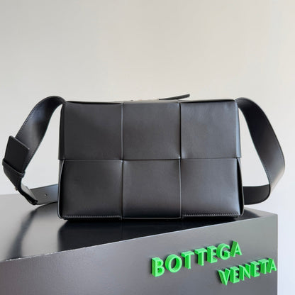 BOTTEGA VENETA 25S SAC ARCO 28 EN CUIR DE VEAU NOIR, ACCESSOIRES ARGENTÉS