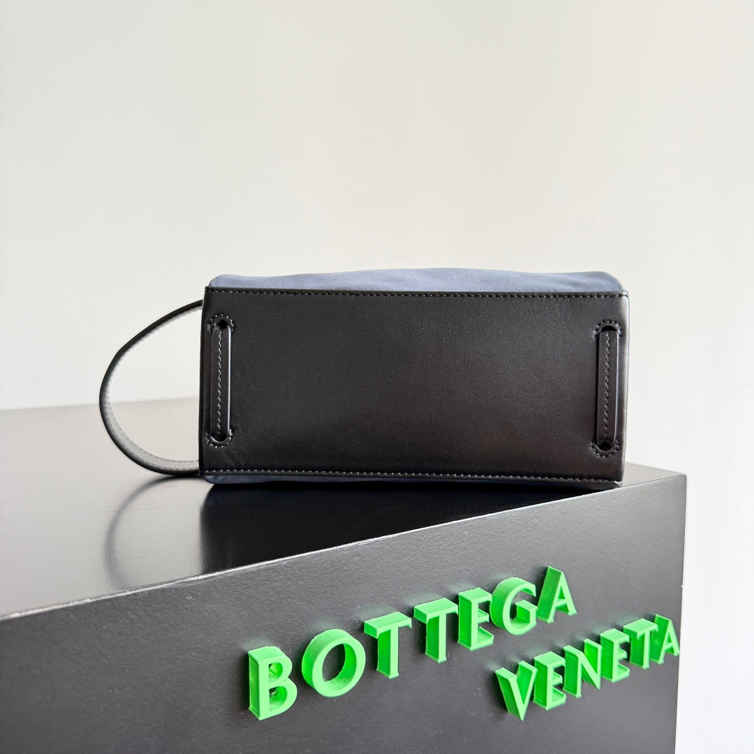 BOTTEGA VENETA 25S TOKYO PETITE TROUSSE DE TOILETTE 20 EN NYLON SHADOW