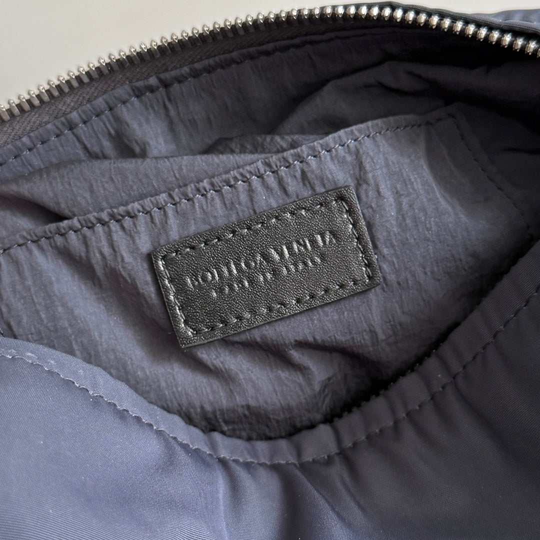 BOTTEGA VENETA 25S TOKYO PETITE TROUSSE DE TOILETTE 20 EN NYLON SHADOW