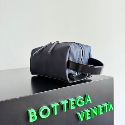 BOTTEGA VENETA 25S TOKYO PETITE TROUSSE DE TOILETTE 20 EN NYLON SHADOW
