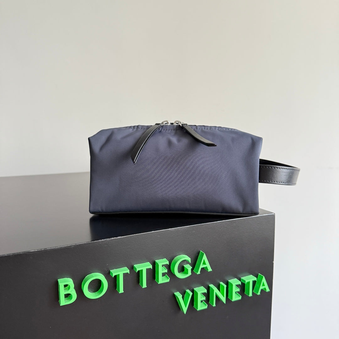 BOTTEGA VENETA 25S TOKYO PETITE TROUSSE DE TOILETTE 20 EN NYLON SHADOW