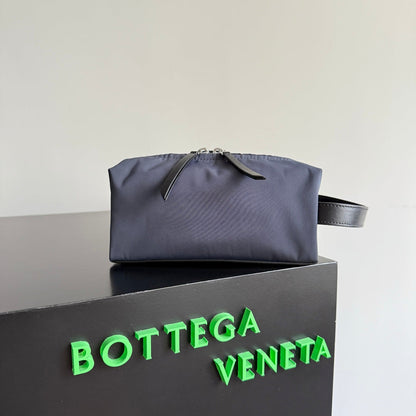 BOTTEGA VENETA 25S TOKYO PETITE TROUSSE DE TOILETTE 20 EN NYLON SHADOW