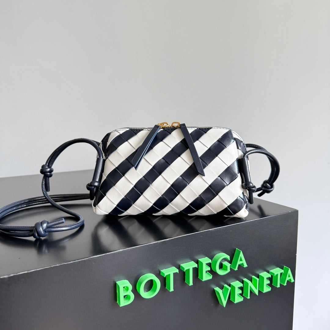 BOTTEGA VENETA 25S POCHETTE CONCERT 18 EN CUIR DE VEAU À MOTIF ZÈBRE AVEC ACCESSOIRES DORÉS