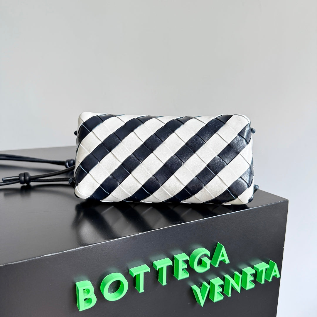 BOTTEGA VENETA 25S POCHETTE CONCERT 18 EN CUIR DE VEAU À MOTIF ZÈBRE AVEC ACCESSOIRES DORÉS