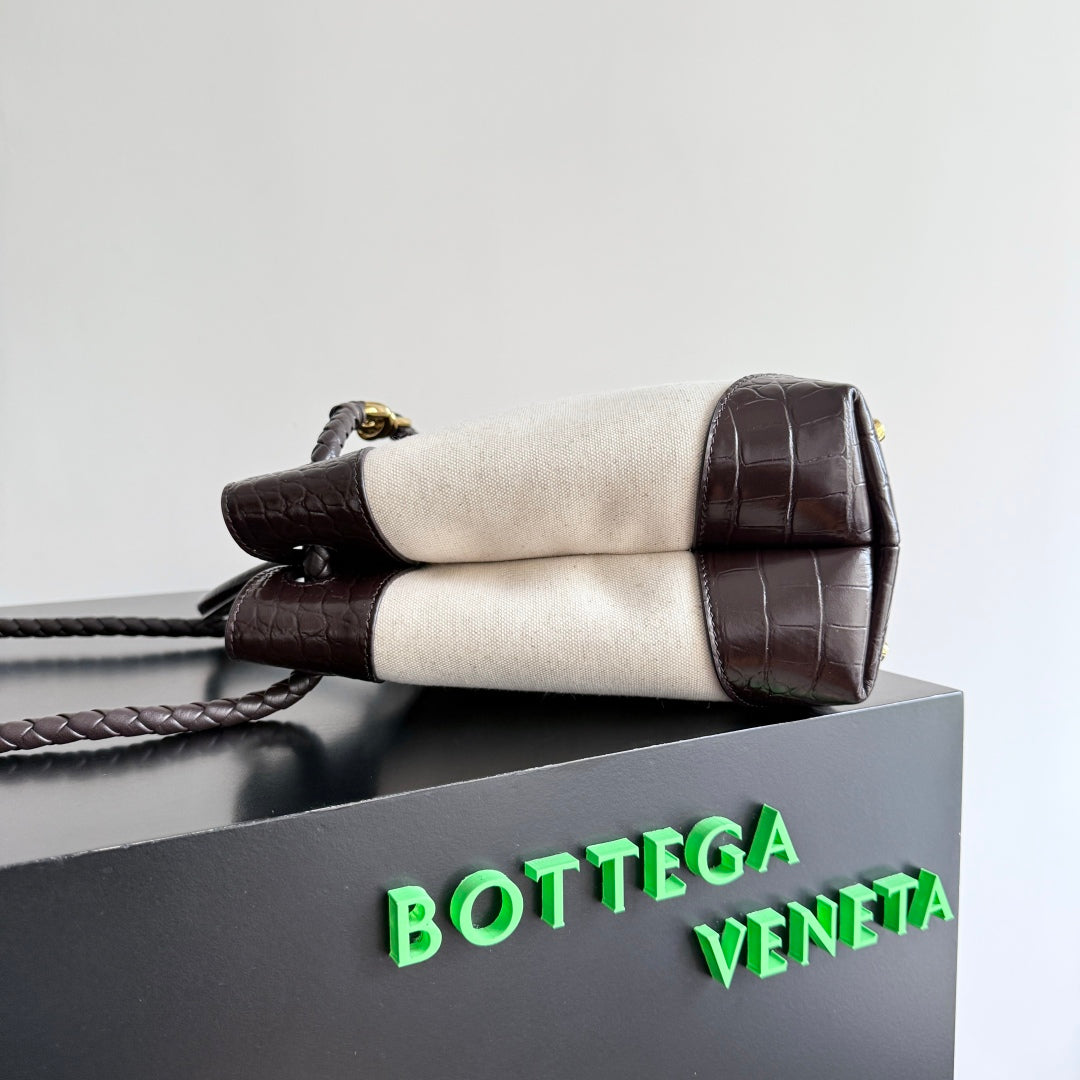 BOTTEGA VENETA 25S MEDIUM ANDIAMO 32 EN CUIR DE VEAU ET TOILE IVOIRE MARRON FONCÉ