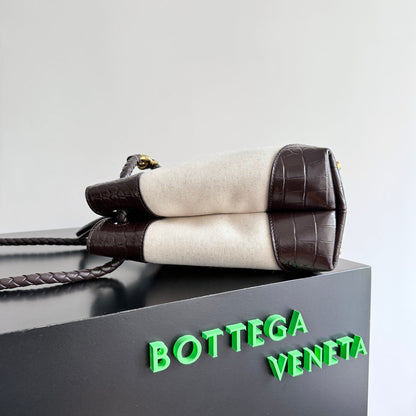 BOTTEGA VENETA 25S MEDIUM ANDIAMO 32 EN CUIR DE VEAU ET TOILE IVOIRE MARRON FONCÉ