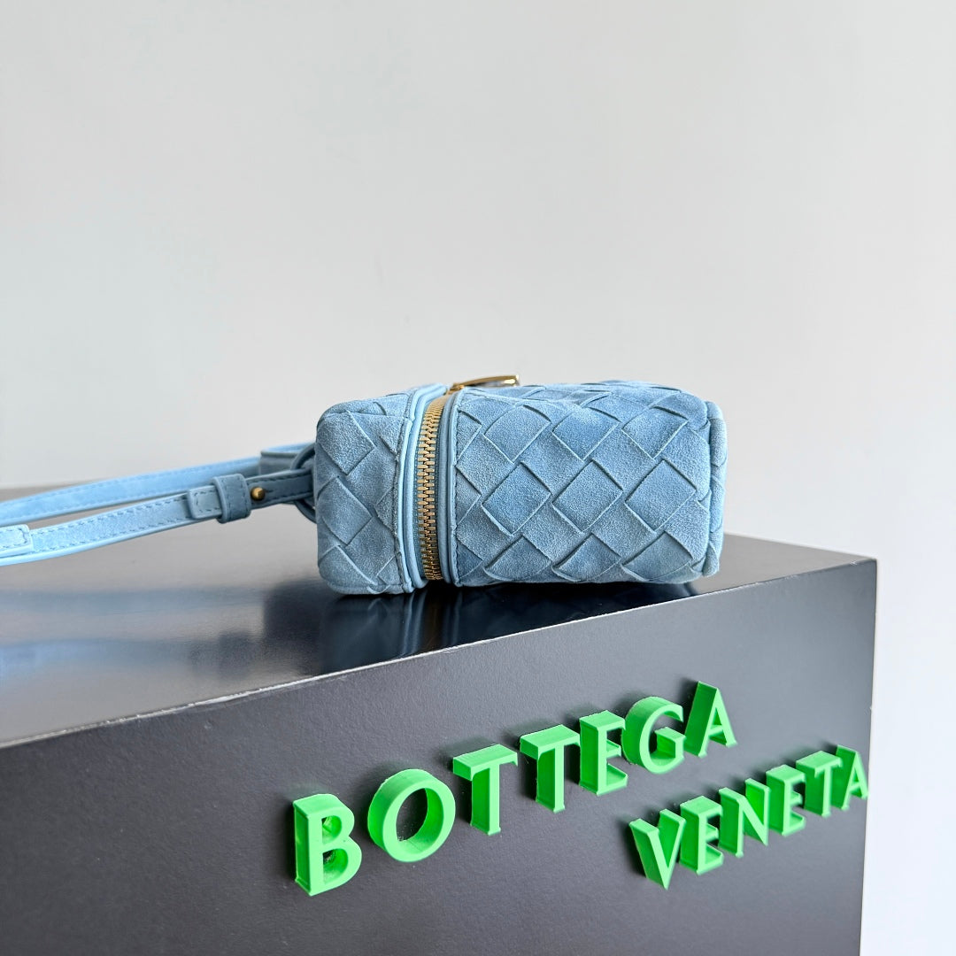 BOTTEGA VENETA 25S BANG BANG 22 EN DAIM INTRECCIATO BLEU GLACE AVEC ACCASTILLAGE DORÉ