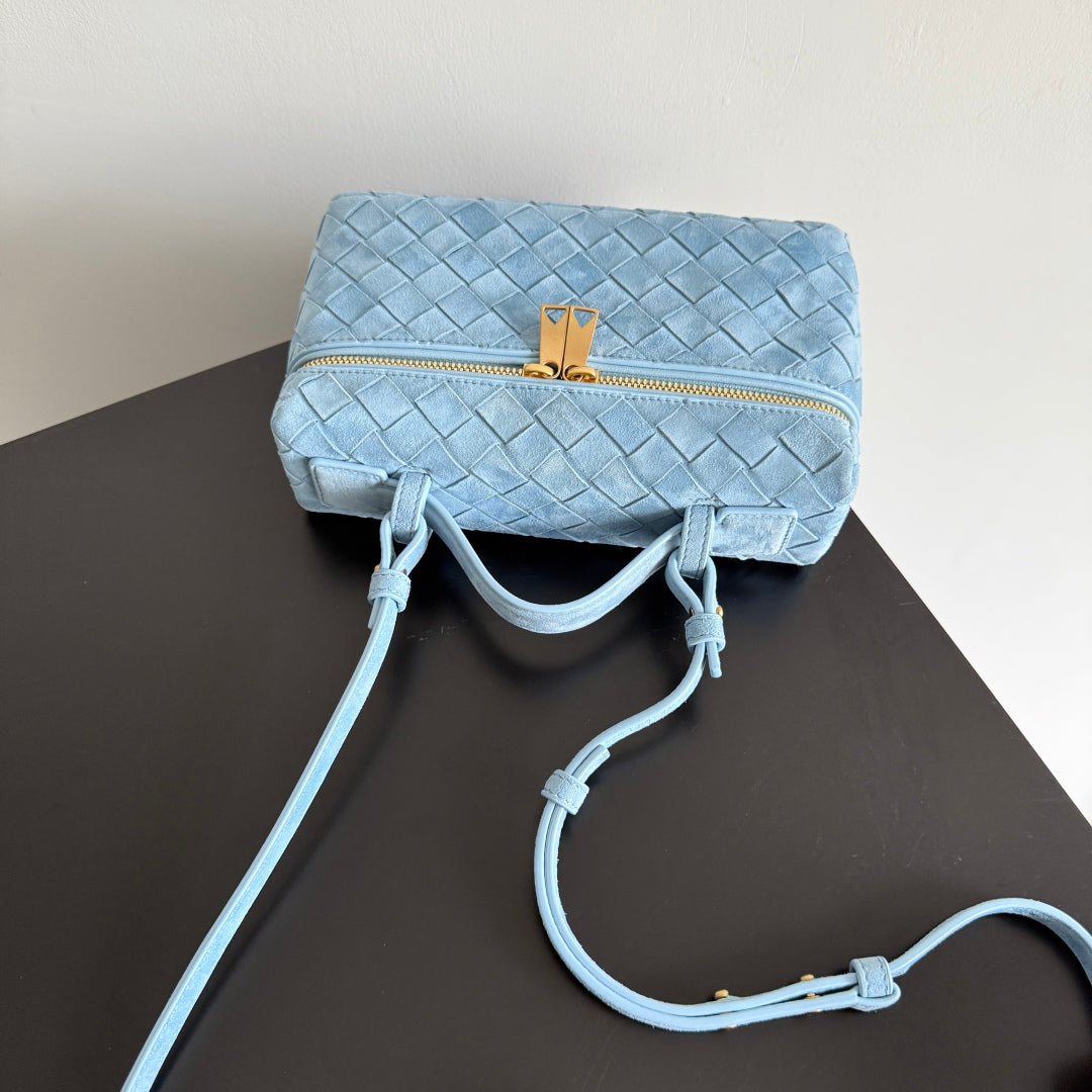 BOTTEGA VENETA 25S BANG BANG 22 EN DAIM INTRECCIATO BLEU GLACE AVEC ACCASTILLAGE DORÉ