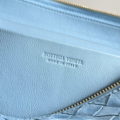 BOTTEGA VENETA 25S BANG BANG 22 EN DAIM INTRECCIATO BLEU GLACE AVEC ACCASTILLAGE DORÉ