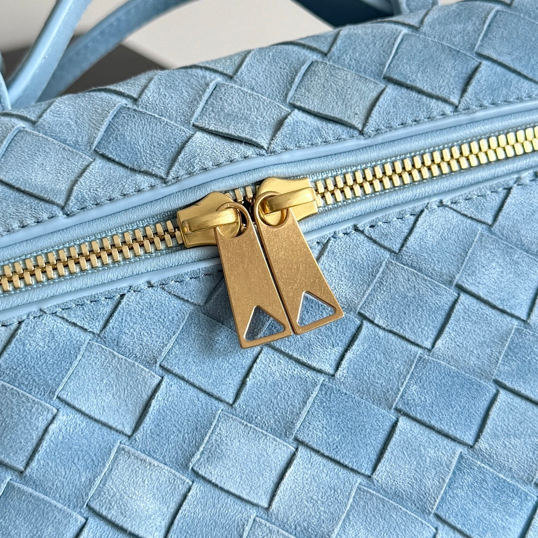 BOTTEGA VENETA 25S BANG BANG 22 EN DAIM INTRECCIATO BLEU GLACE AVEC ACCASTILLAGE DORÉ