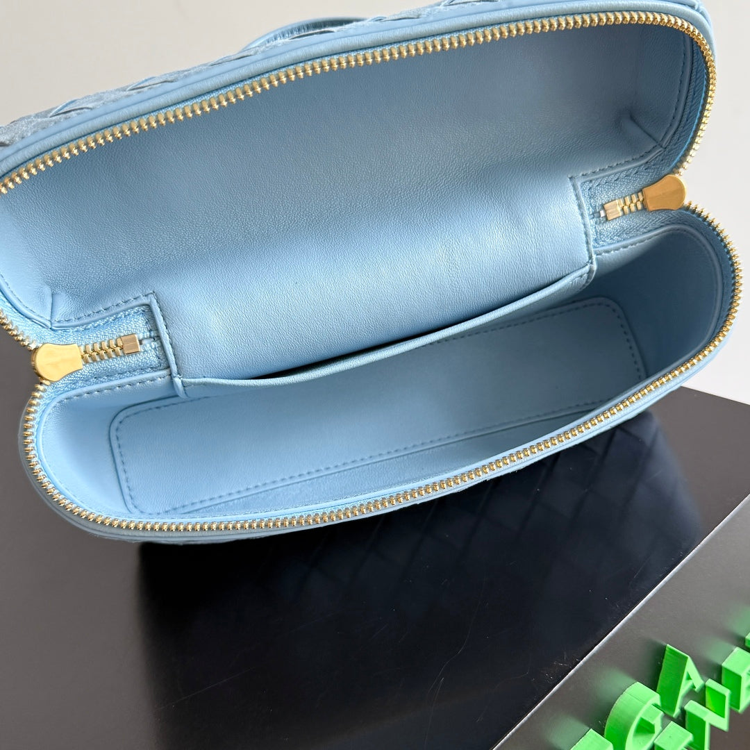 BOTTEGA VENETA 25S BANG BANG 22 EN DAIM INTRECCIATO BLEU GLACE AVEC ACCASTILLAGE DORÉ
