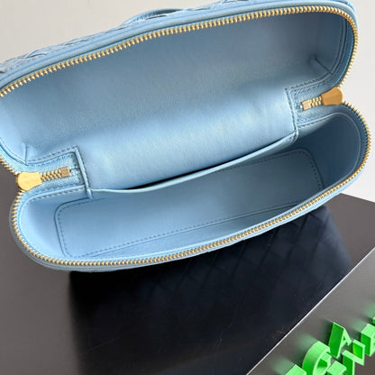 BOTTEGA VENETA 25S BANG BANG 22 EN DAIM INTRECCIATO BLEU GLACE AVEC ACCASTILLAGE DORÉ