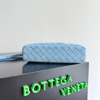 BOTTEGA VENETA 25S BANG BANG 22 EN DAIM INTRECCIATO BLEU GLACE AVEC ACCASTILLAGE DORÉ