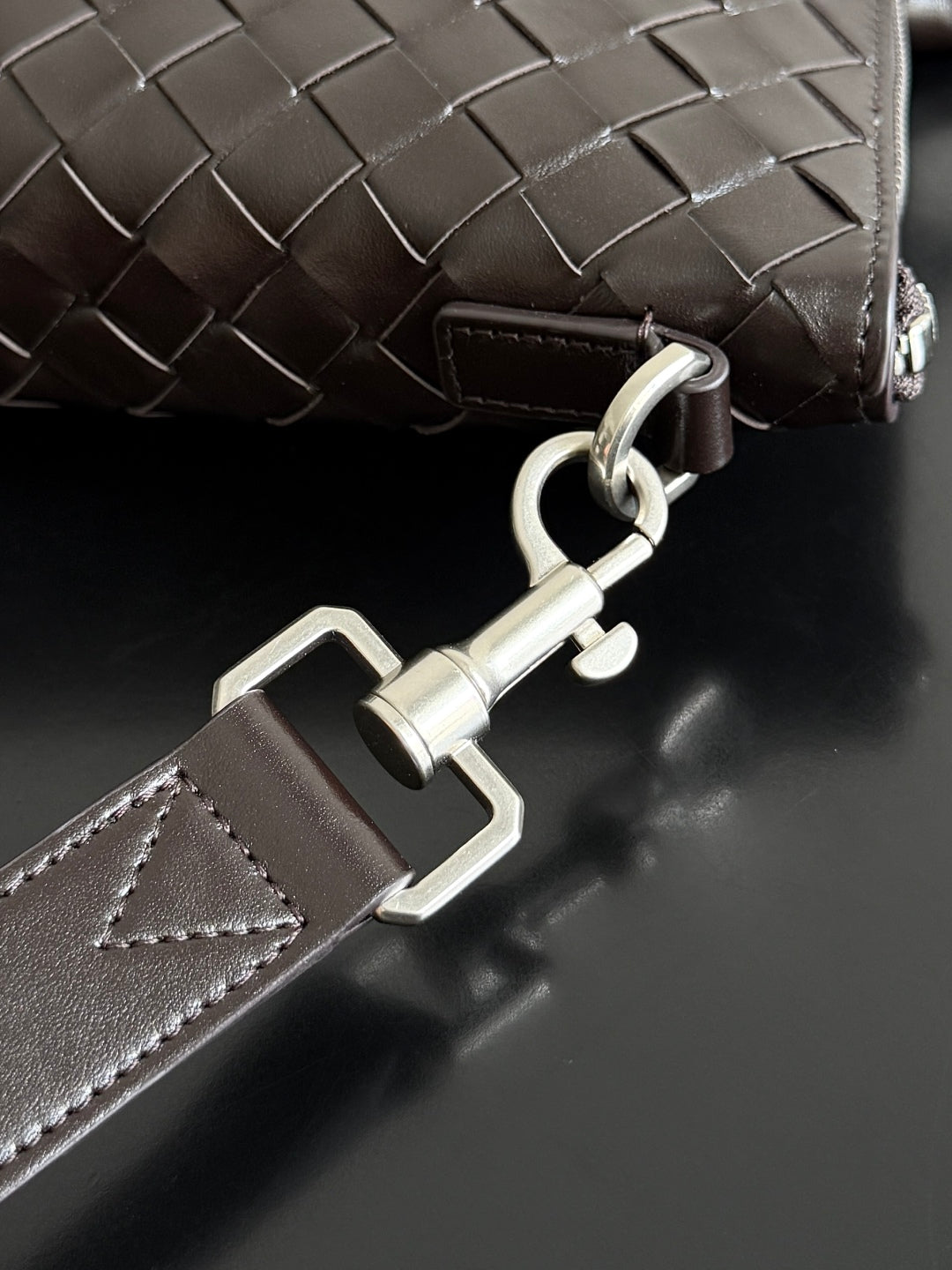 BOTTEGA VENETA 25S ANDIAMO GRAND INTRECCIATO 39 EN CUIR DE VEAU MARRON FONCÉ