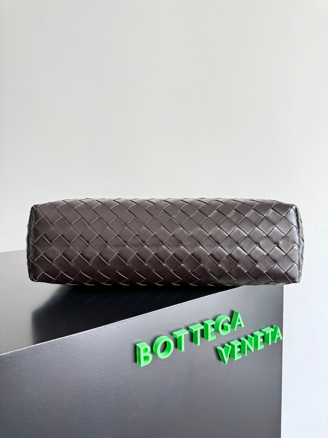 BOTTEGA VENETA 25S ANDIAMO GRAND INTRECCIATO 39 EN CUIR DE VEAU MARRON FONCÉ
