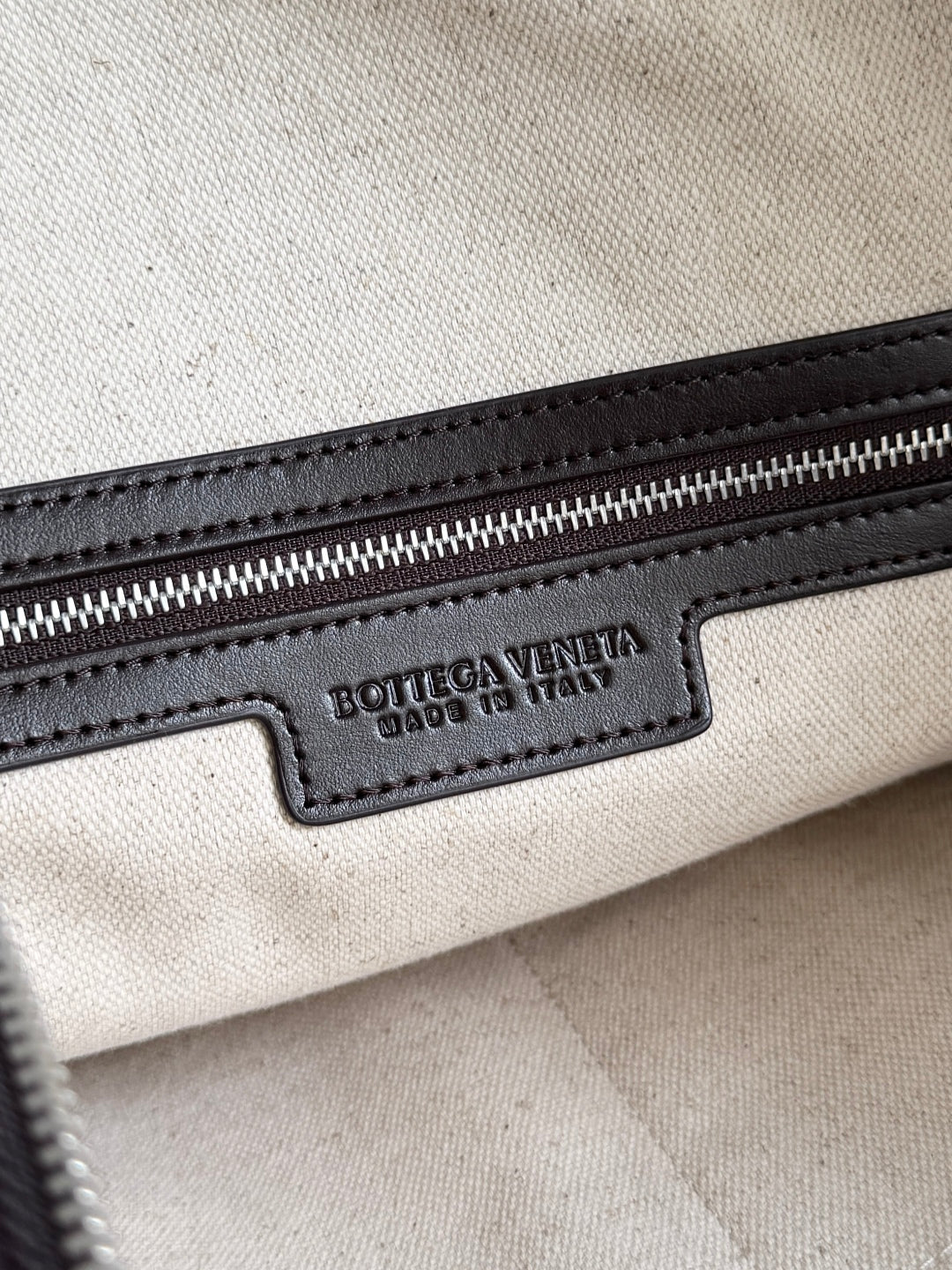 BOTTEGA VENETA 25S ANDIAMO GRAND INTRECCIATO 39 EN CUIR DE VEAU MARRON FONCÉ