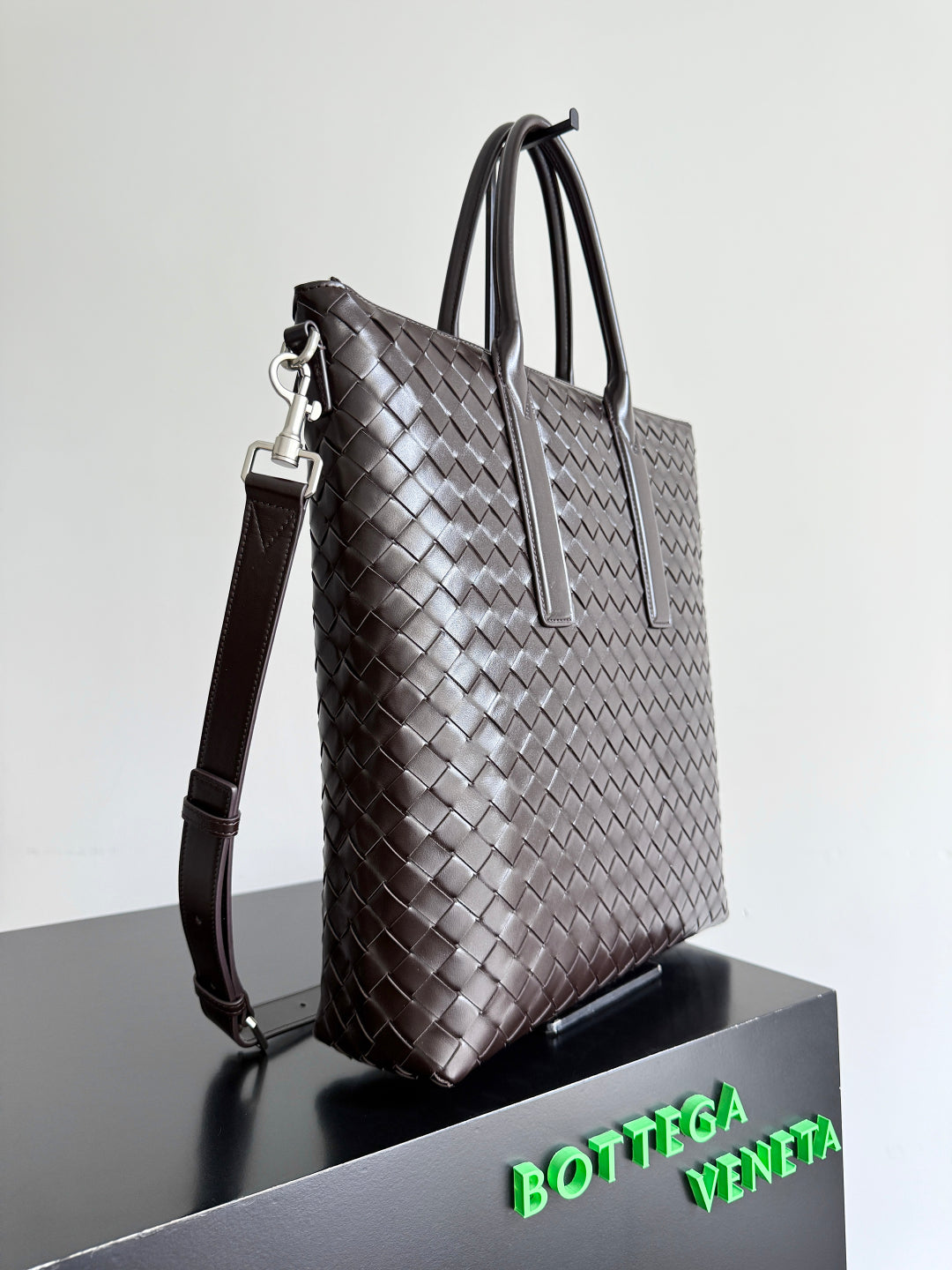 BOTTEGA VENETA 25S ANDIAMO GRAND INTRECCIATO 39 EN CUIR DE VEAU MARRON FONCÉ
