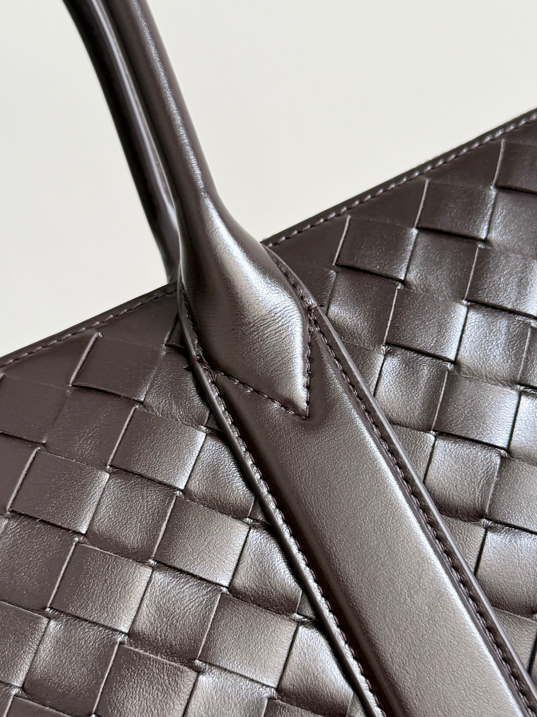 BOTTEGA VENETA 25S ANDIAMO GRAND INTRECCIATO 39 EN CUIR DE VEAU MARRON FONCÉ