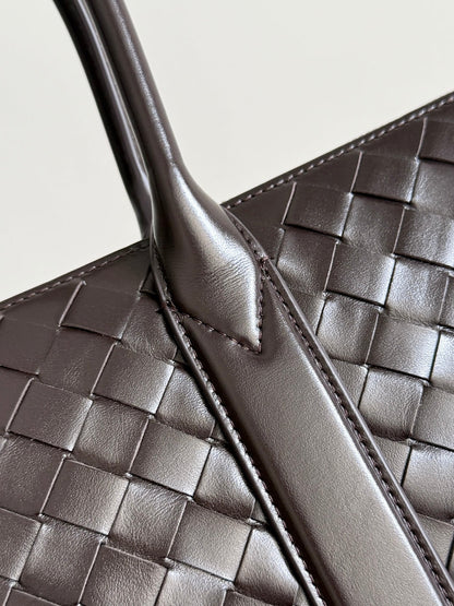 BOTTEGA VENETA 25S ANDIAMO GRAND INTRECCIATO 39 EN CUIR DE VEAU MARRON FONCÉ