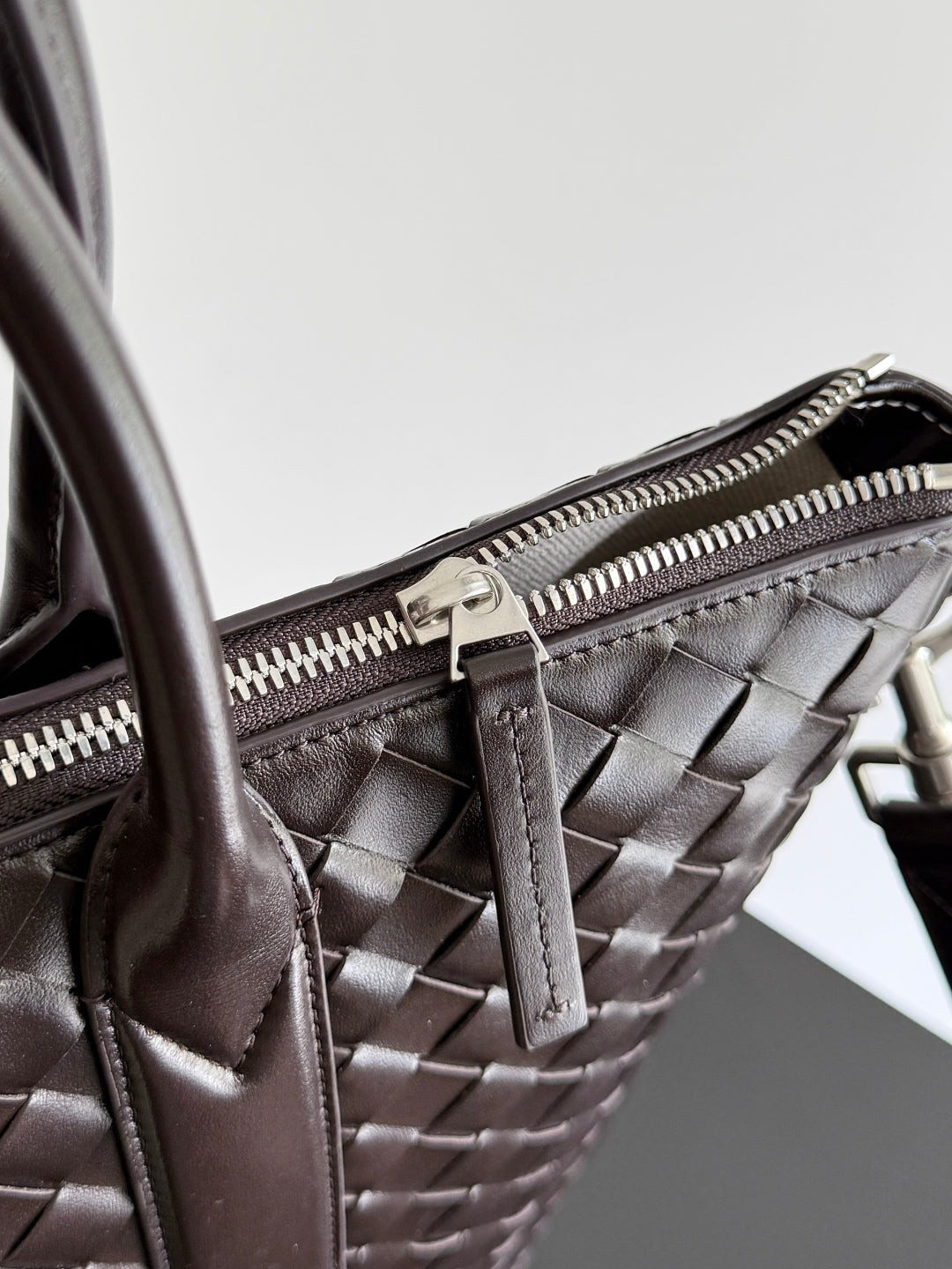 BOTTEGA VENETA 25S ANDIAMO GRAND INTRECCIATO 39 EN CUIR DE VEAU MARRON FONCÉ
