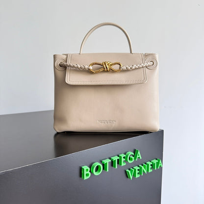 BOTTEGA VENETA 25S SAC CIAO CIAO MEDIUM 26 EN VEAU COULEUR BEIGE CHAUD CLAIR