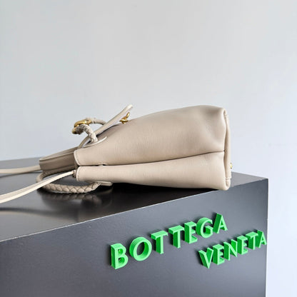 BOTTEGA VENETA 25S SAC CIAO CIAO MEDIUM 26 EN VEAU COULEUR BEIGE CHAUD CLAIR