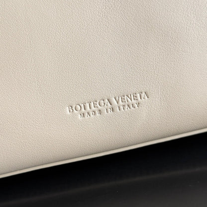 BOTTEGA VENETA 25S SAC CIAO CIAO MEDIUM 26 EN VEAU COULEUR BEIGE CHAUD CLAIR