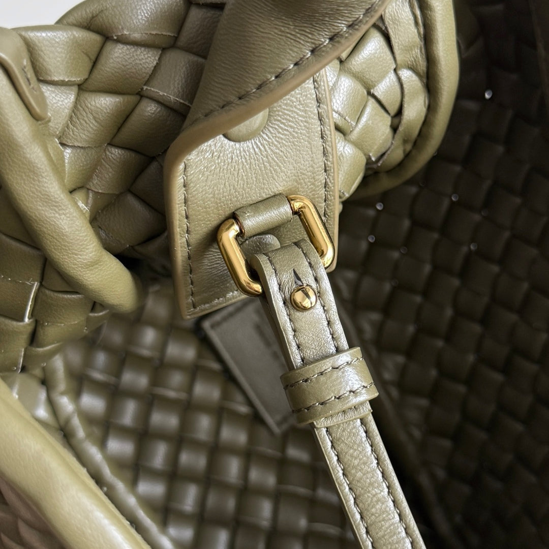 BOTTEGA VENETA SAC COBBLE 25S EN CUIR DE VEAU VERT ARMÉE 23