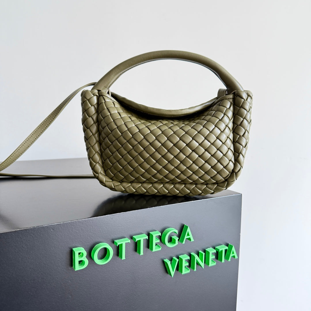 BOTTEGA VENETA SAC COBBLE 25S EN CUIR DE VEAU VERT ARMÉE 23