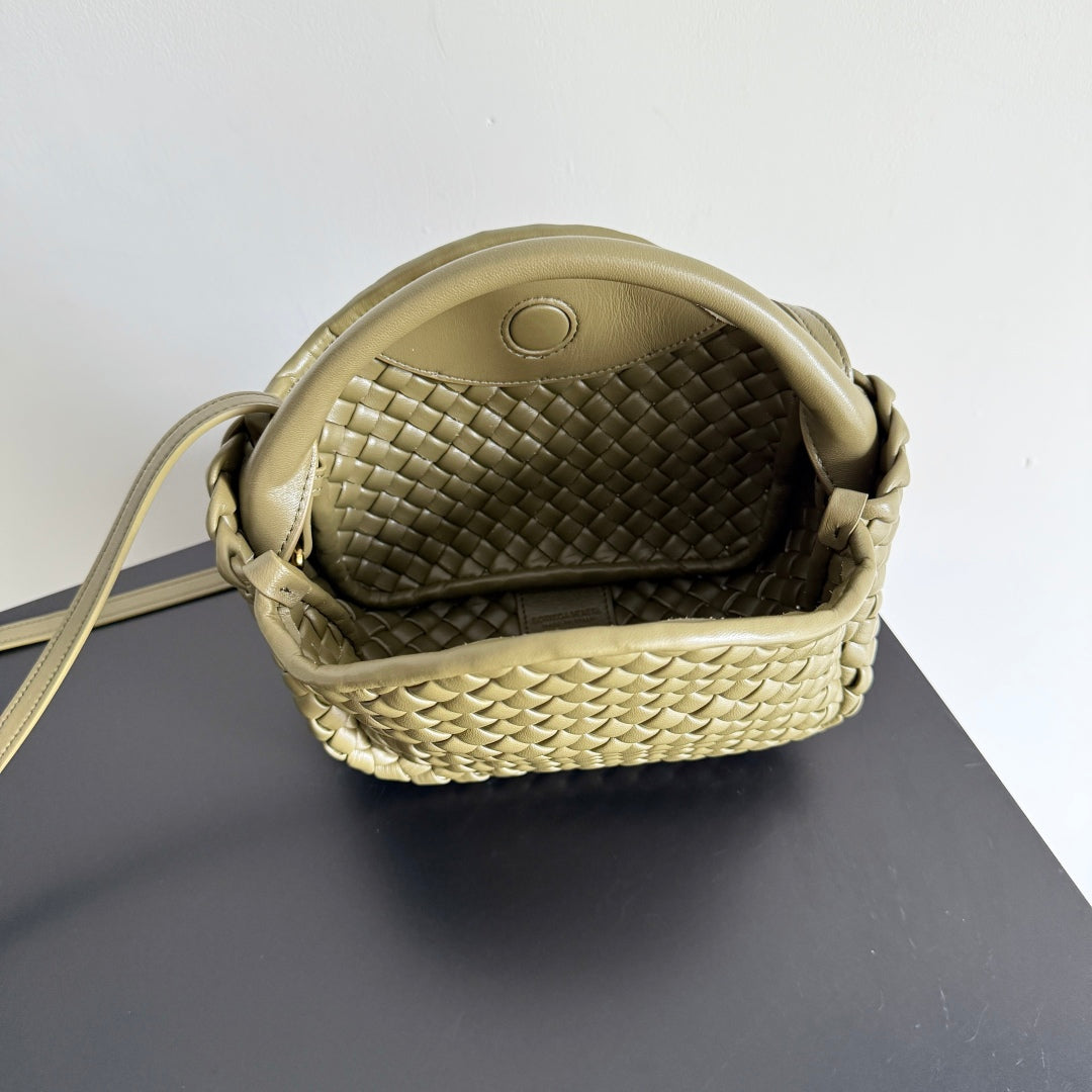 BOTTEGA VENETA SAC COBBLE 25S EN CUIR DE VEAU VERT ARMÉE 23