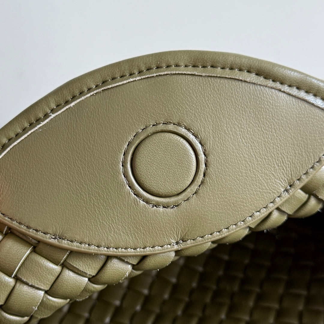 BOTTEGA VENETA SAC COBBLE 25S EN CUIR DE VEAU VERT ARMÉE 23