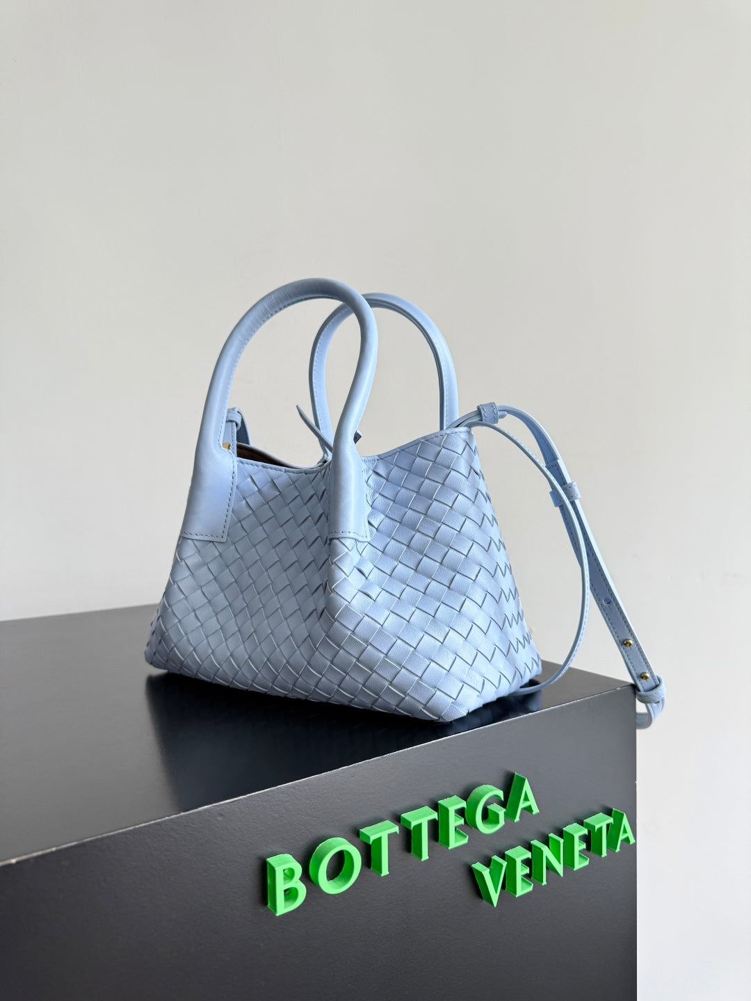 BOTTEGA VENETA 25S SMALL PINACOTECA REVERSIBLE BAG 24 IN LIGHT BLUE CALFSKIN