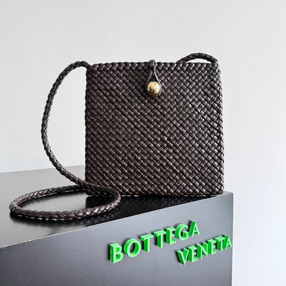SAC TOSCA BOTTEGA VENETA 25S EN CUIR DE VEAU MARRON FONCÉ MATÉRIEL DORÉ