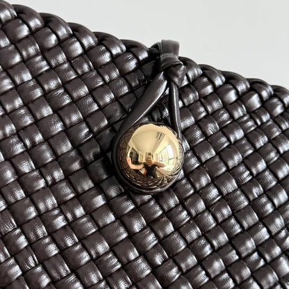 SAC TOSCA BOTTEGA VENETA 25S EN CUIR DE VEAU MARRON FONCÉ MATÉRIEL DORÉ