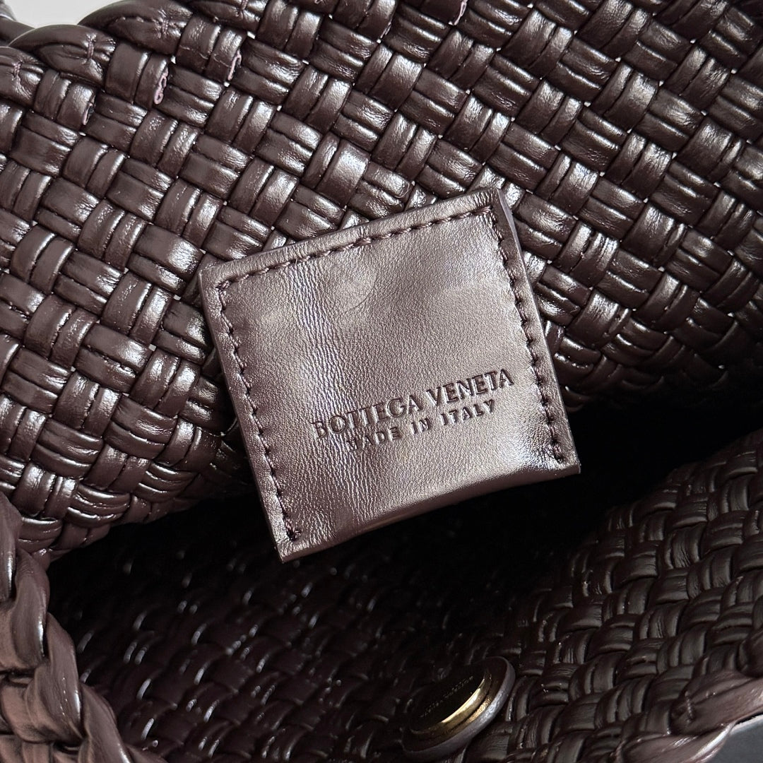 SAC TOSCA BOTTEGA VENETA 25S EN CUIR DE VEAU MARRON FONCÉ MATÉRIEL DORÉ