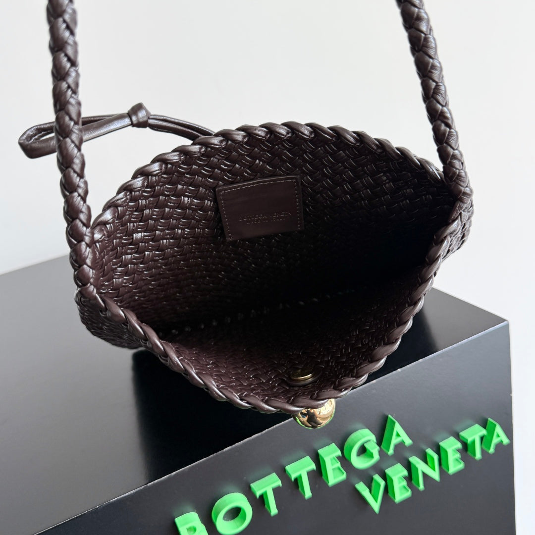 SAC TOSCA BOTTEGA VENETA 25S EN CUIR DE VEAU MARRON FONCÉ MATÉRIEL DORÉ