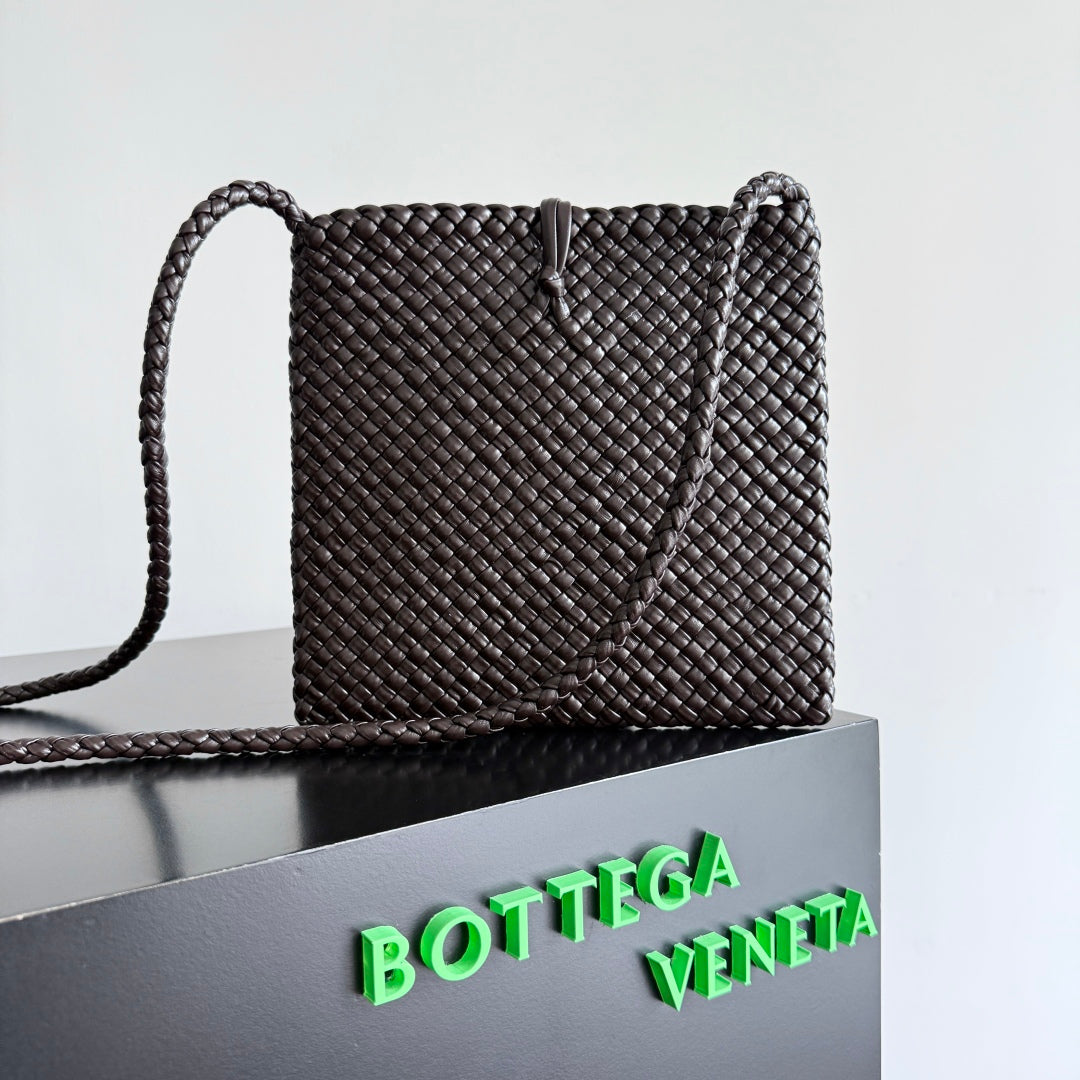 SAC TOSCA BOTTEGA VENETA 25S EN CUIR DE VEAU MARRON FONCÉ MATÉRIEL DORÉ