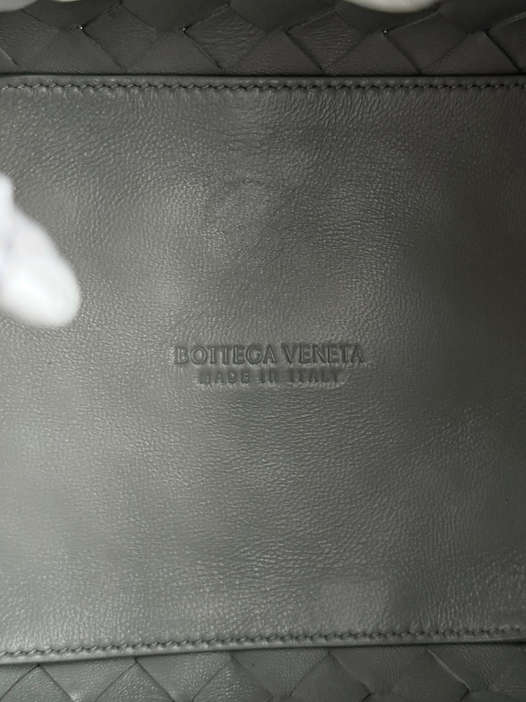BOTTEGA VENETA 25S PETIT PARACHUTE 21 EN CUIR DE VEAU GRIS CLAIR AVEC ACCESSOIRES DORÉS