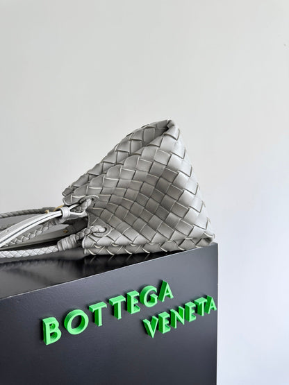 BOTTEGA VENETA 25S PETIT PARACHUTE 21 EN CUIR DE VEAU GRIS CLAIR AVEC ACCESSOIRES DORÉS