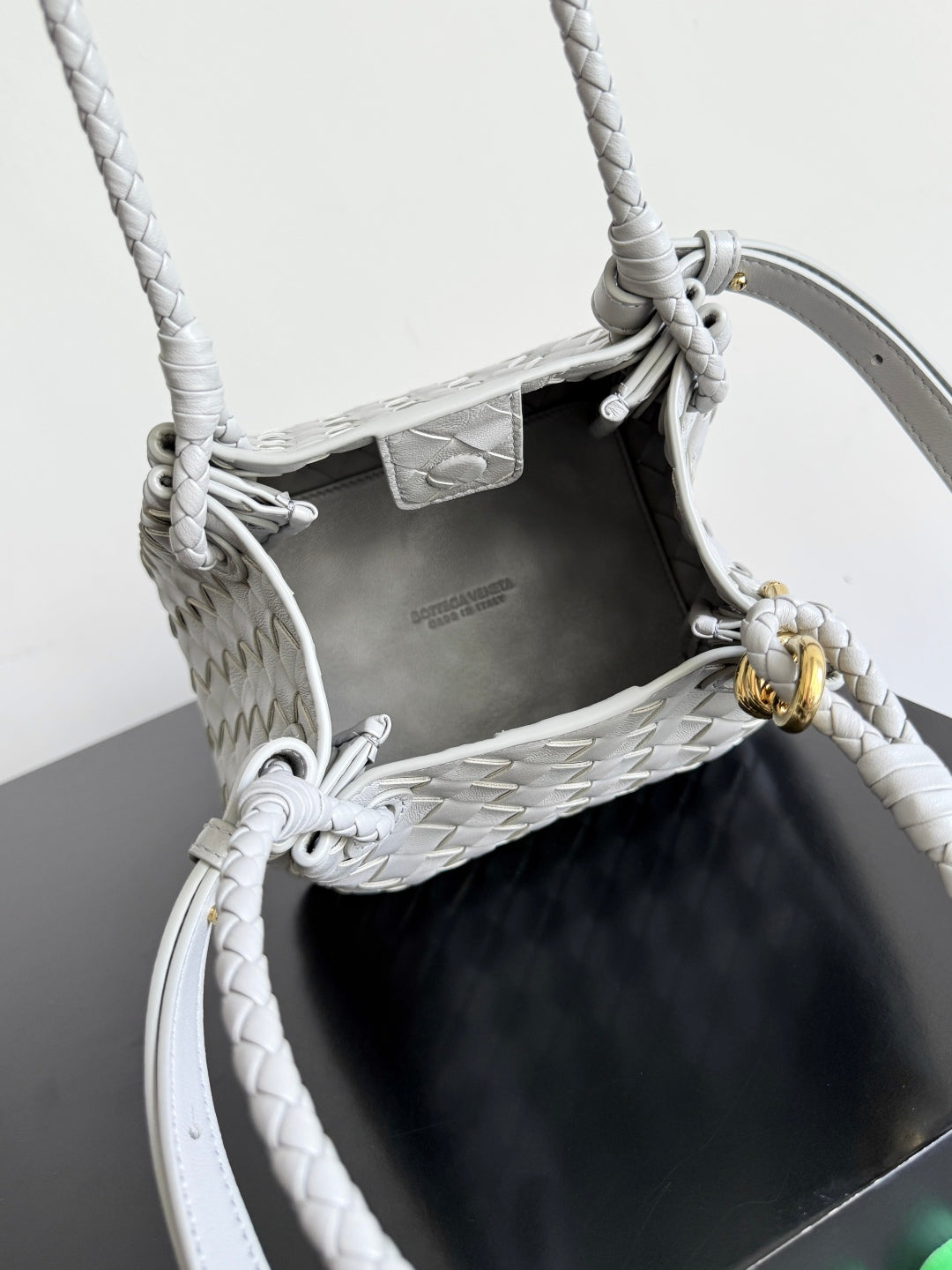 BOTTEGA VENETA 25S PETIT PARACHUTE 21 EN CUIR DE VEAU GRIS CLAIR AVEC ACCESSOIRES DORÉS