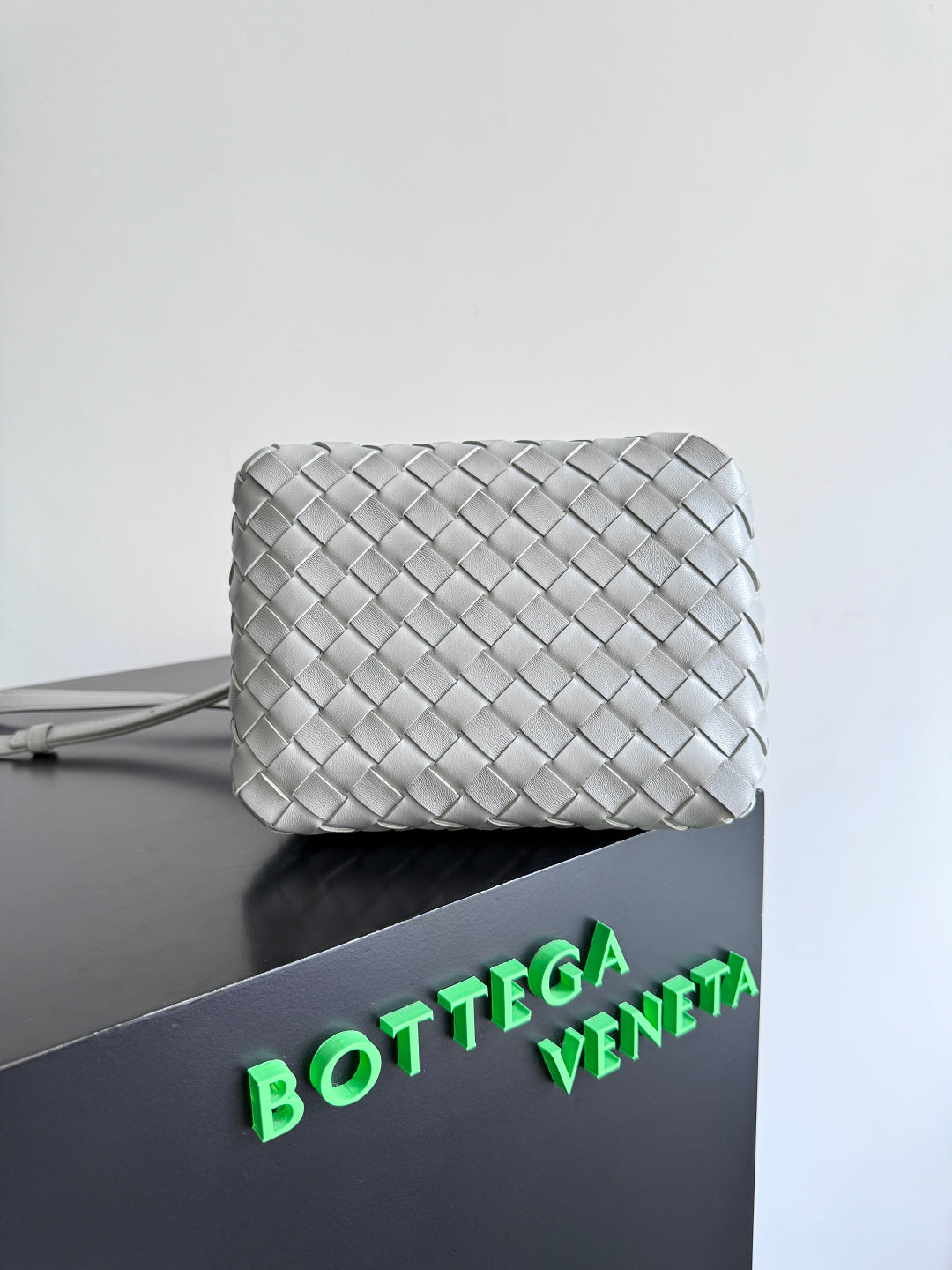 BOTTEGA VENETA 25S PETIT PARACHUTE 21 EN CUIR DE VEAU GRIS CLAIR AVEC ACCESSOIRES DORÉS