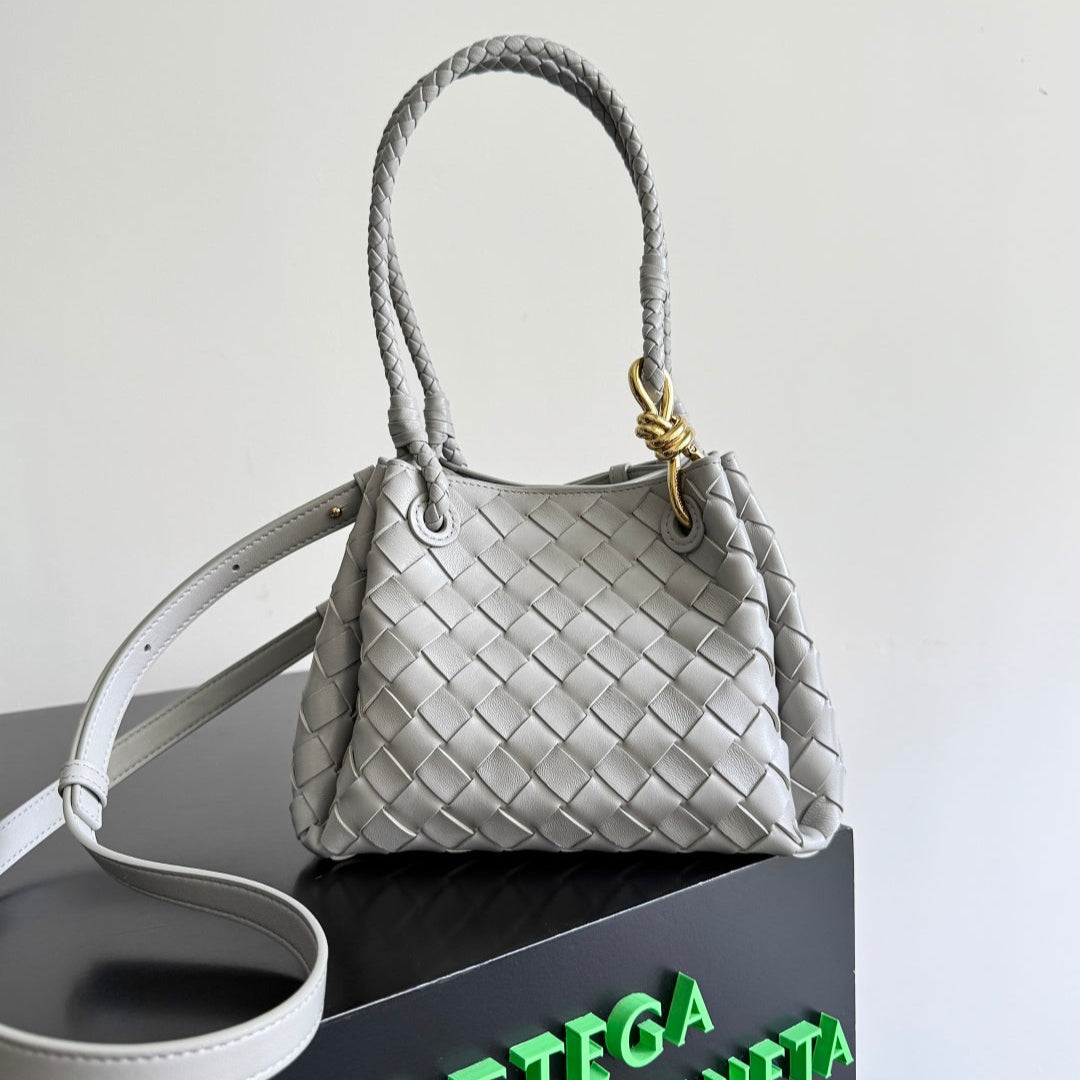 BOTTEGA VENETA 25S PETIT PARACHUTE 21 EN CUIR DE VEAU GRIS CLAIR AVEC ACCESSOIRES DORÉS