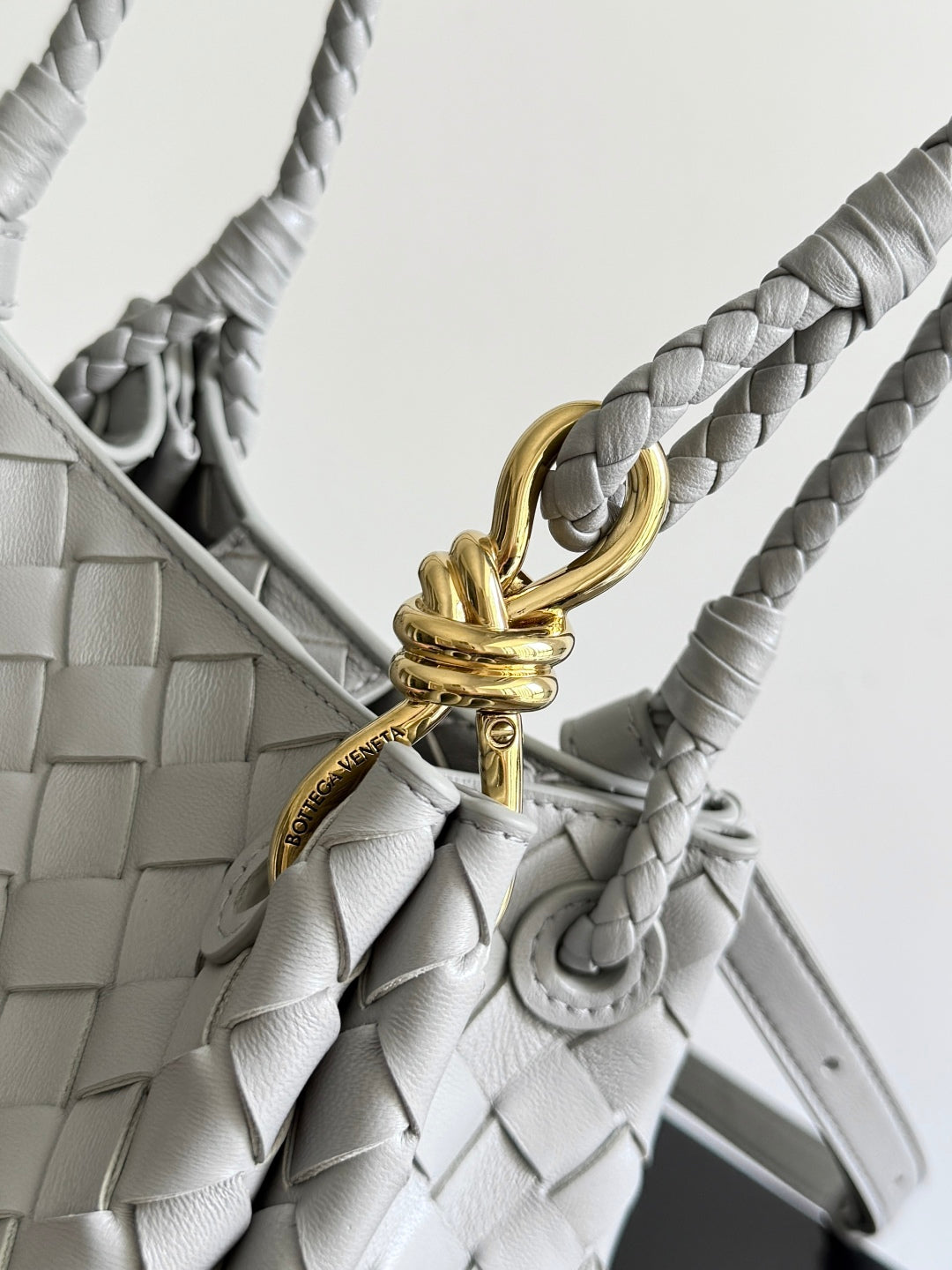 BOTTEGA VENETA 25S PETIT PARACHUTE 21 EN CUIR DE VEAU GRIS CLAIR AVEC ACCESSOIRES DORÉS