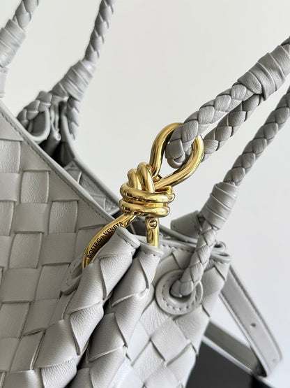 BOTTEGA VENETA 25S PETIT PARACHUTE 21 EN CUIR DE VEAU GRIS CLAIR AVEC ACCESSOIRES DORÉS