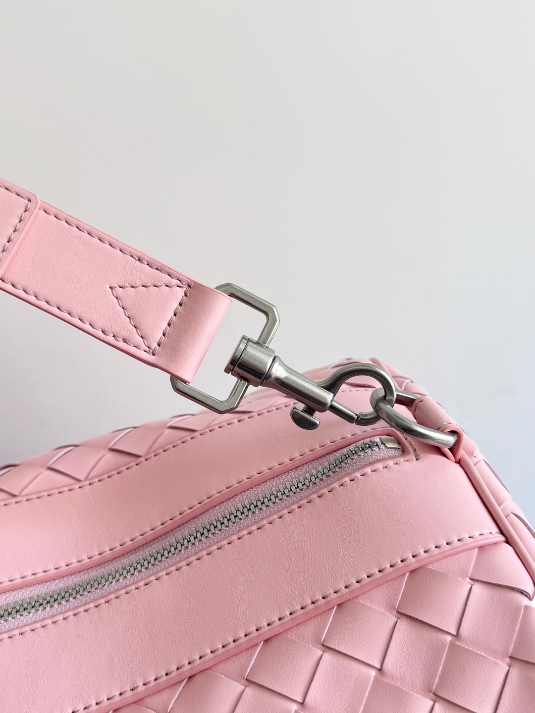 BOTTEGA VENETA 25S INTRECCIATO CABIN DUFFLE 55 EN CUIR DE VEAU ROSE PÂLE